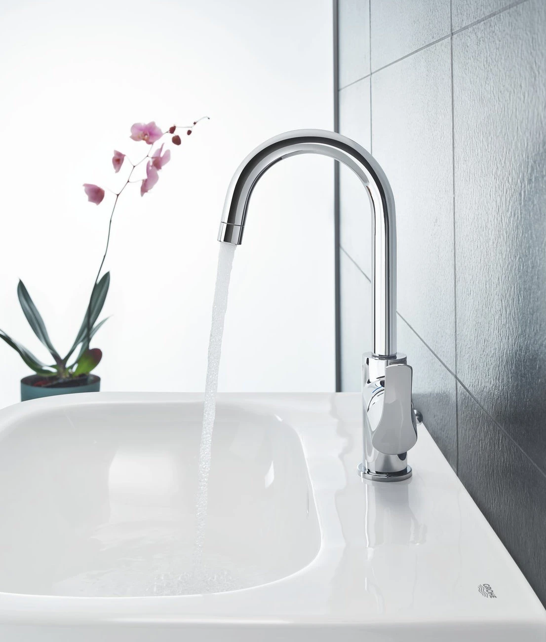 Едноръкохватков смесител GROHE Eurosmart с подвижен тръбен чучур и изпразнител