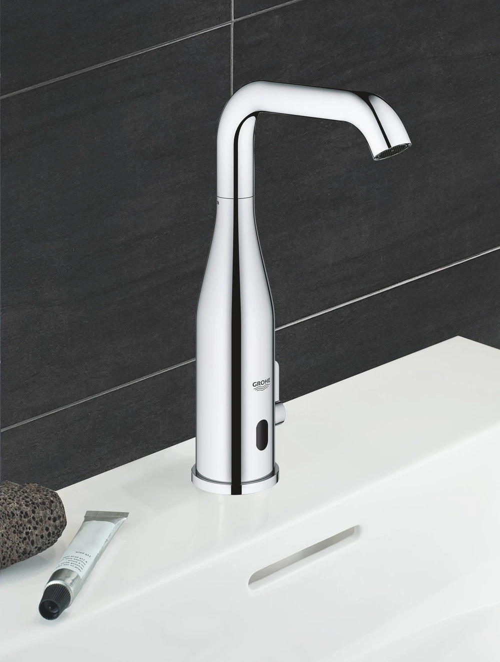 Сензорен смесител GROHE Essence E за умивалник с температурен ограничител