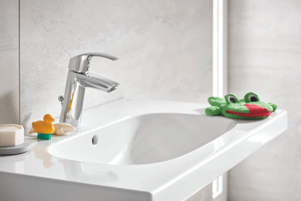 Страничен изглед на смесител GROHE Eurosmart Cosmopolitan 23124003