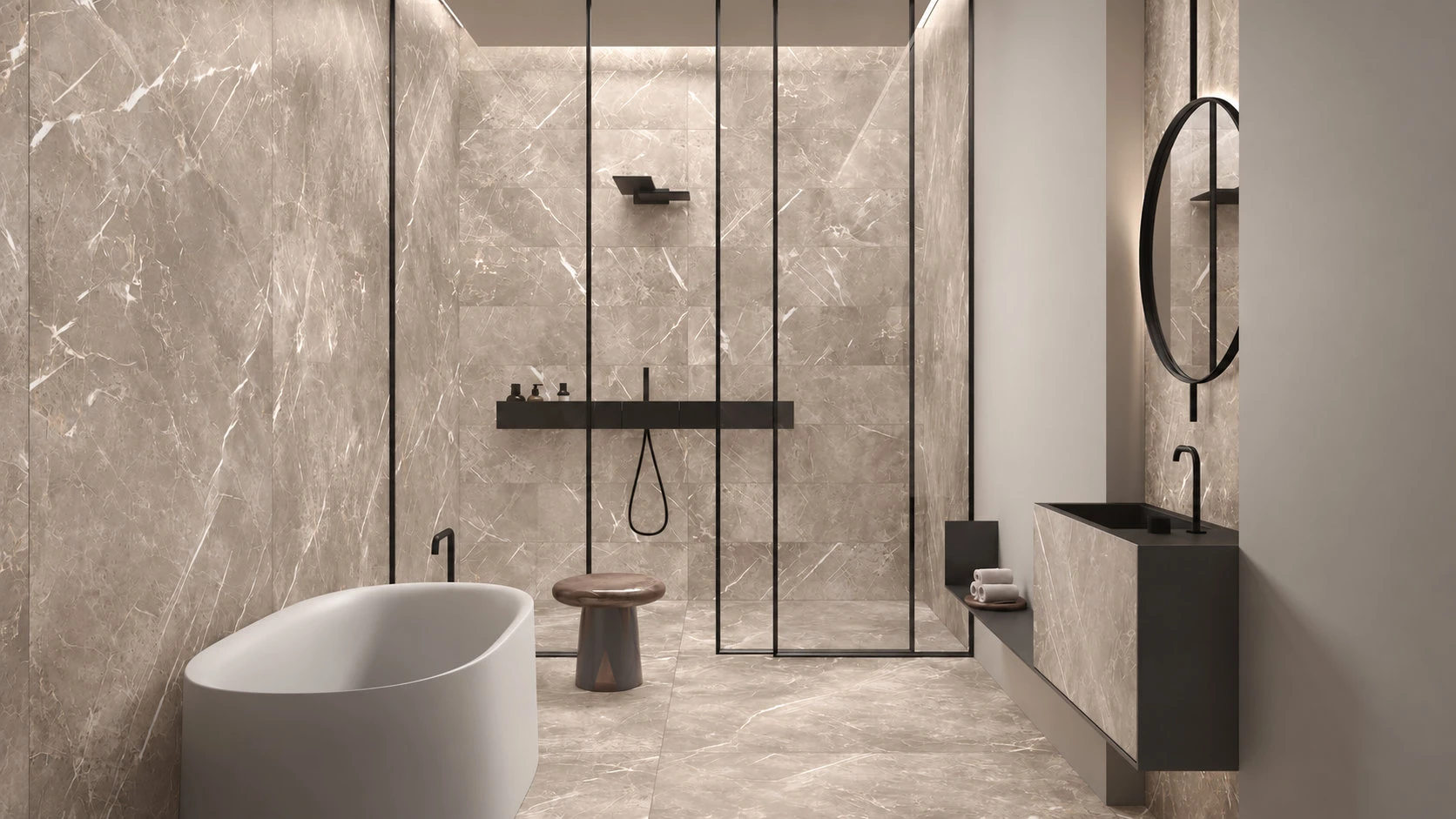 Малка walk-in баня със светъл гранитогрес 60×120 см, прозрачен параван и линеен сифон в душ зоната